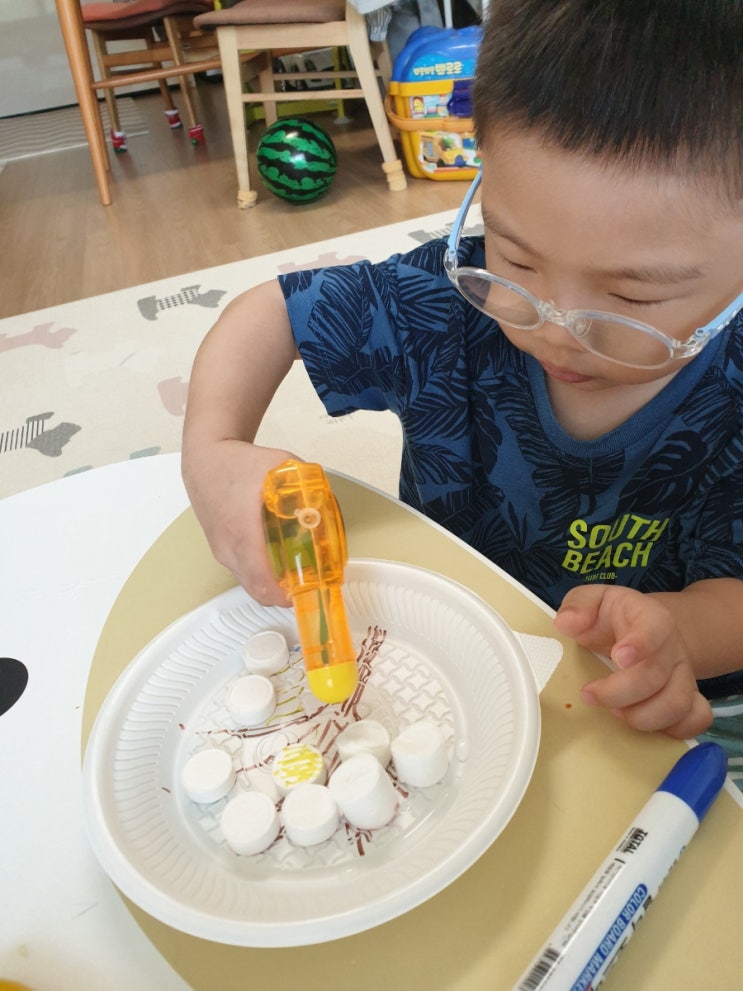  엄마표 미술놀이 : 동전 티슈로 아기 미술놀이 놀면서 즐겁게 :)