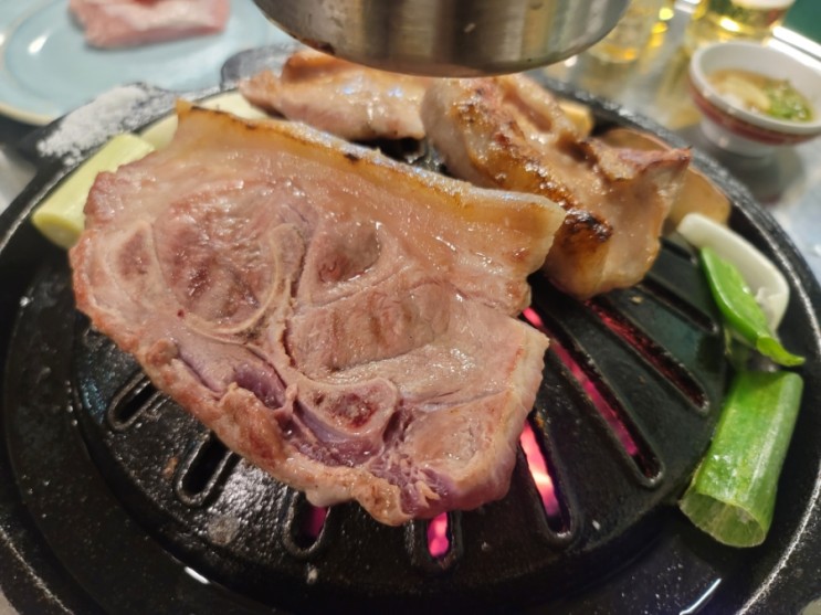 [삼송] 숙성된 돼지 특수부위를 맛볼 수 있는 고기집 '넙딱집'
