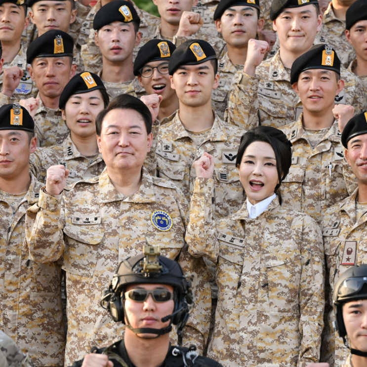 김건희 여사, <b>아크부대</b> 장병 <b>격려</b> #사막여우도 많나요 #동물사랑