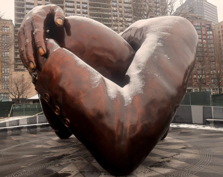 보스턴의 새로운 MLK 조각상은 두 팔을 벌리고, 경악과 웃음이 뒤섞여 환영을 받습니다 보스턴의 새로운 MLK 조각상은 두 팔을 벌리고, 경악과 웃음이 뒤섞여 환영을 받습니다