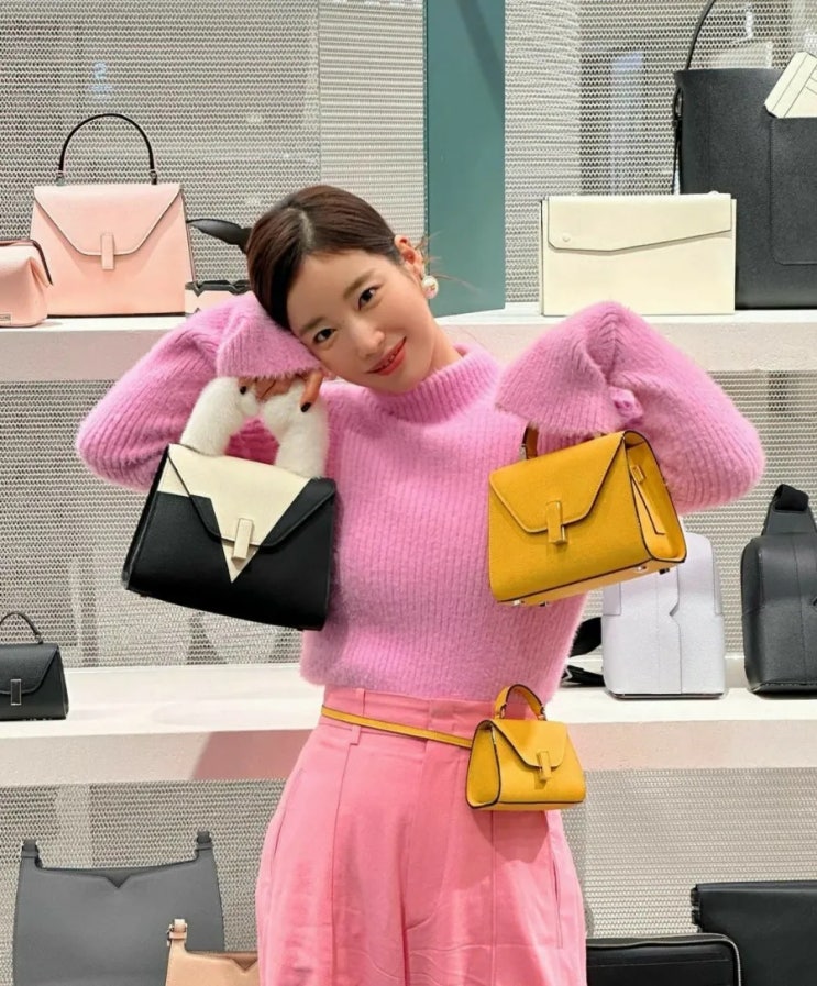 발렉스트라(VALEXTRA) 매장 속, 기은세 패션 • 발렉스트라 가방 및 지미추 신발 정보 파헤치기