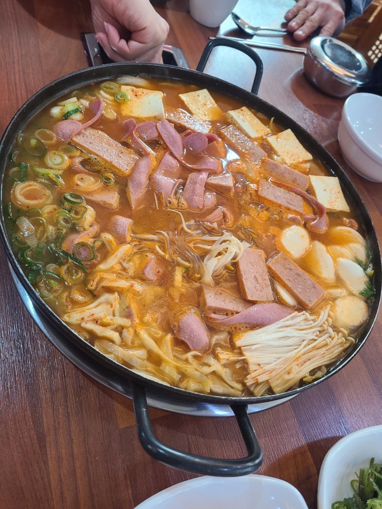 첨단 맛집 얼큰하고 푸짐한 원조의정부부대찌개 첨단점