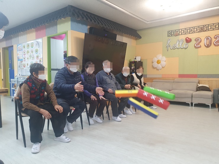  김해주간보호센터, 장유주간보호센터 국내최고의 프리미엄 온유한주간보호센터 신체활동 - 윷놀이
