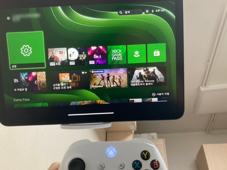 태블릿으로 침대에 누워 즐기는 Xbox Series S