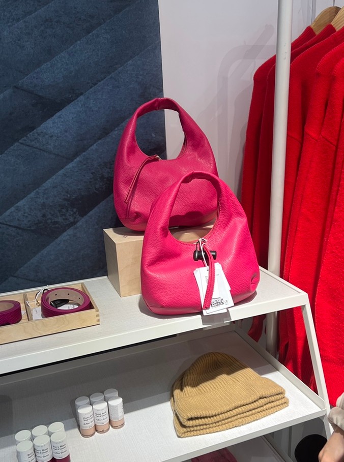 쨍한 색감의 올해의 컬러 비바 마젠타 포인트 ㅣ앤아더스토리즈 가방