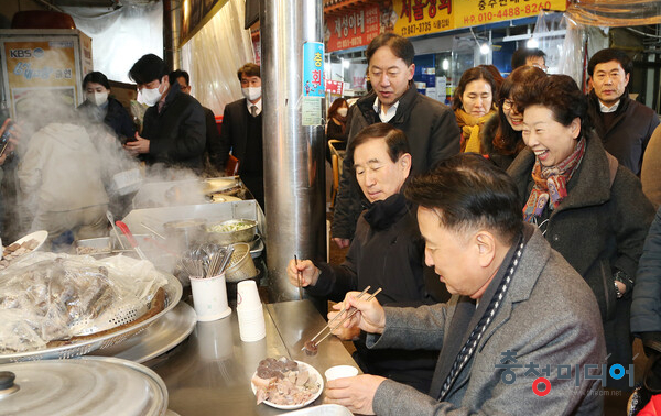 김영환 충북지사·조길형충주시장, 전통시장서 설 장보기