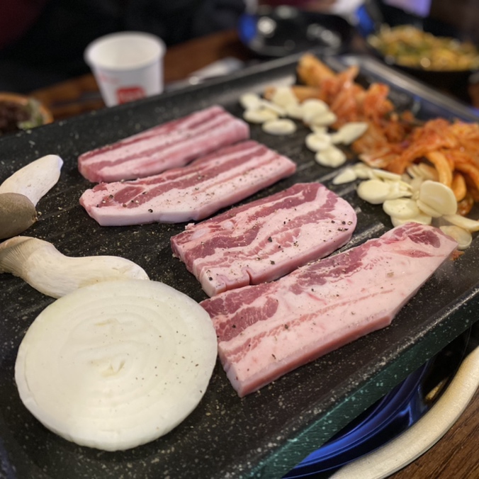  연남동데이트 하기 좋은 쫄깃한 식감의 오겹살 연남흑돼지 연남동맛집