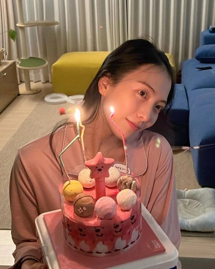 카라 강지영, 집 냉장고에 붙어있는 사진 한 장에 네티즌은 눈시울 붉혀...마음이 먹먹해진다 카라 강지영, 집 냉장고에 붙어있는 사진 한 장에 네티즌은 눈시울 붉혀...마음이 먹먹해진다