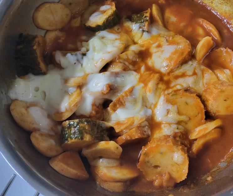 모짜모짜 늘어날때까지 모짜렐라 치즈와 다담 매콤 떡볶이 소스로 치즈떡볶이 만들기