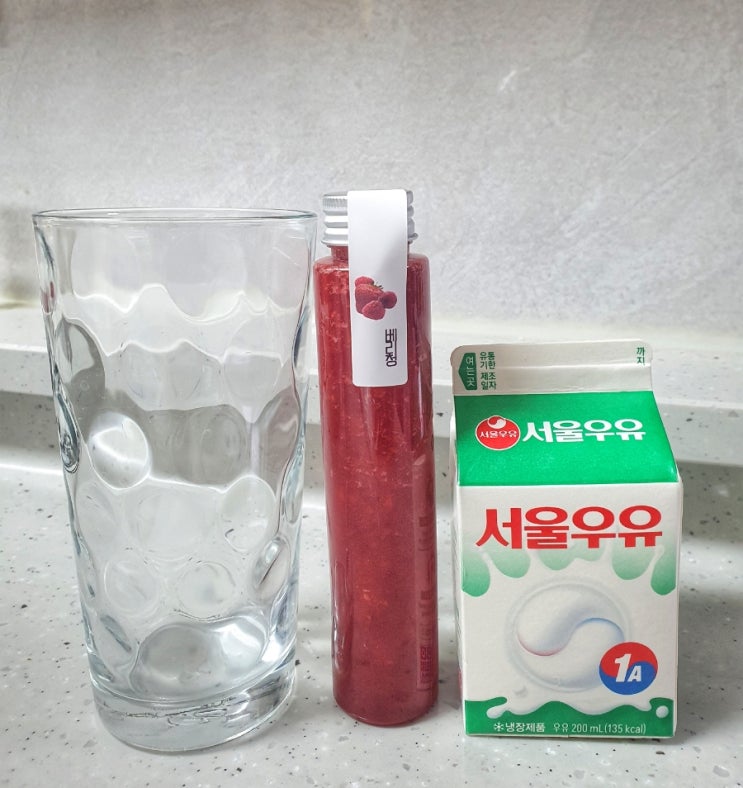  저렴한 가격의 수제청으로 손쉽게 딸기라떼 만들기(커푸르츠)