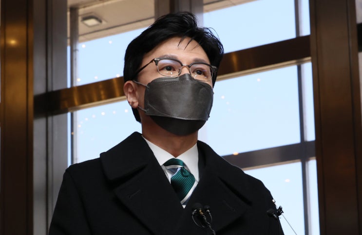 <b>소환</b>’에 한동훈 “혐의 많은 게 검찰 탓인가?” <b>김종민 의원</b>... 