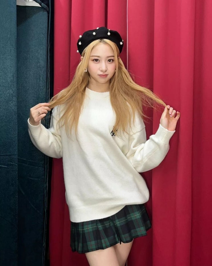 르세라핌 멤버 허윤진, 친동생 허예진이 언니를 쏙 빼닮아 화제가 되고 있는 대형 틱톡커 르세라핌 멤버 허윤진, 친동생 허예진이 언니를 쏙 빼닮아 화제가 되고 있는 대형 틱톡커