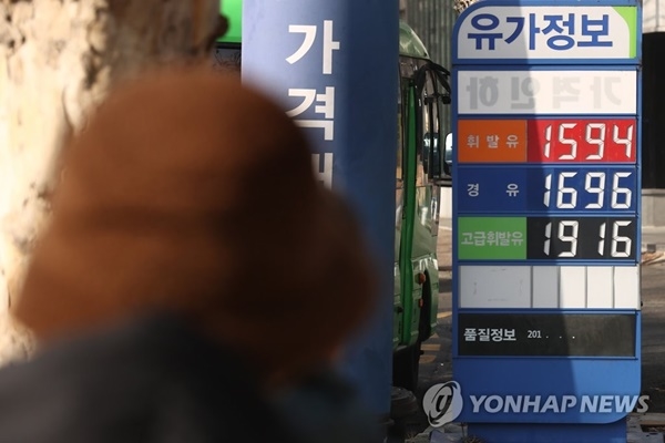 유류세 축소 후 휘발윳값 첫 하락…경유 9주째 내려 유류세 축소 후 휘발윳값 첫 하락…경유 9주째 내려
