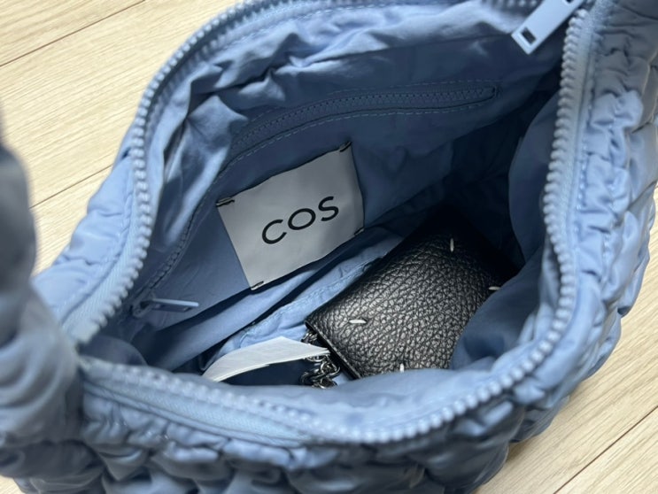  코스 구름백 그레이색 하늘색 구매 후기, COS 퀼티드 미니백 라이트그레이 라이트블루