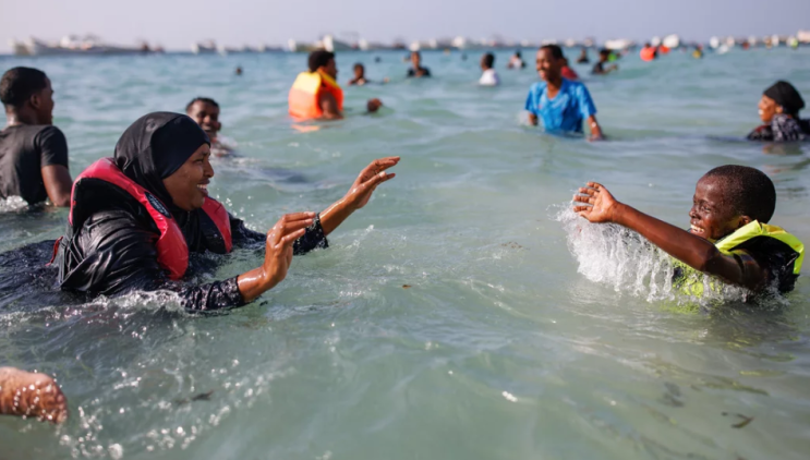 금요일 모가디슈 해변에서: 소말리아의 어려움에도 불구하고 낙관론이 빛납니다