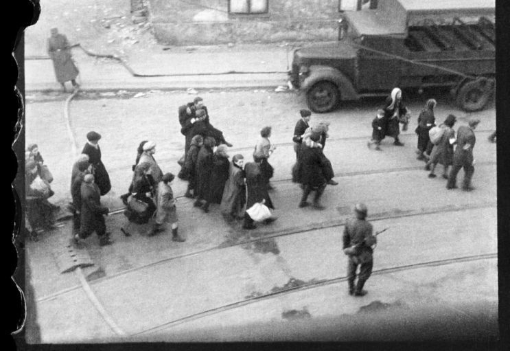 한 소방관의 1943년 바르샤바 게토 봉기 사진이 발견되었습니다 한 소방관의 1943년 바르샤바 게토 봉기 사진이 발견되었습니다