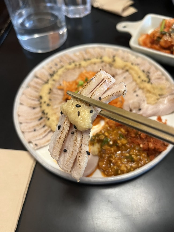  압구정 가로수길 한식 웨이팅 필수 맛집 - <호족반>에서 수육, 부대찌개, 막국수 먹었습니다!