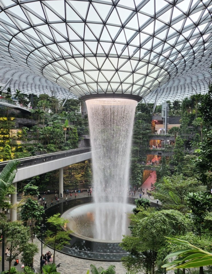 싱가포르 창이 국제공항 쥬얼창이 40미터 폭포 (시세이도 포레스트 밸리)