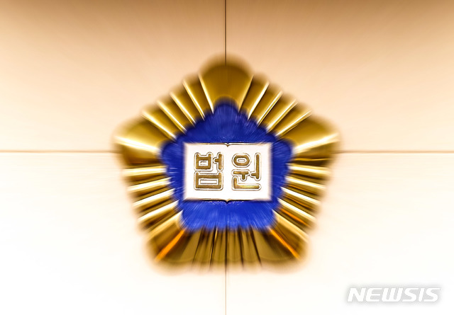 국도 주행 차량 태풍에 떨어진 방현망과 '쾅'…국가 손해배상 책임 국도 주행 차량 태풍에 떨어진 방현망과 '쾅'…국가 손해배상 책임