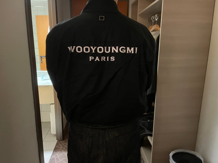 뒷모습이 포인트 우영미 블랙 코튼 백로고 셔츠