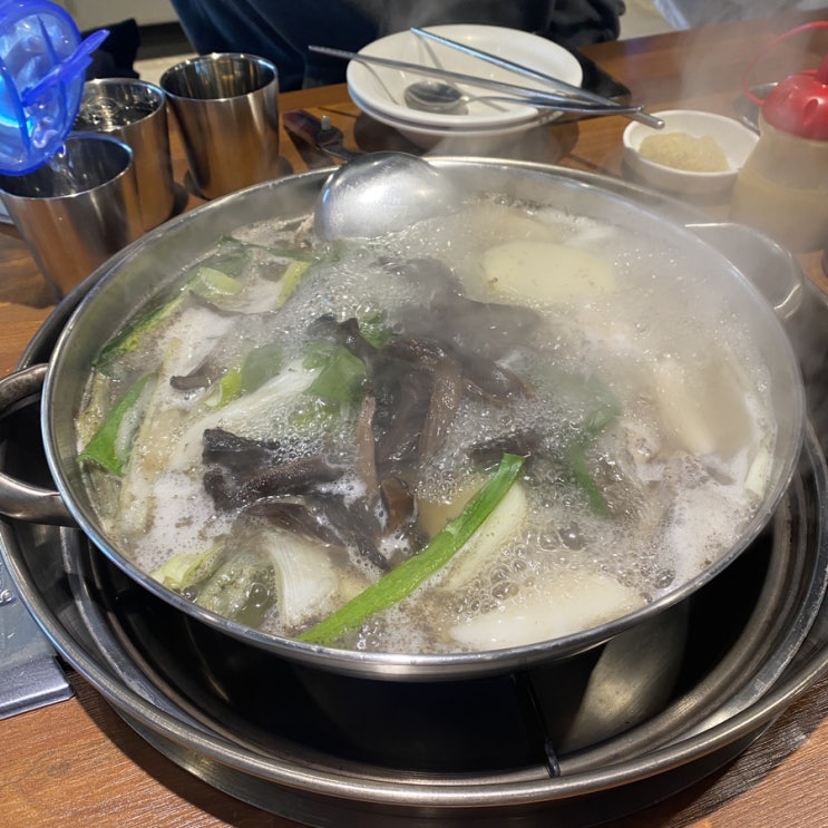  뜨끈한 국물이 매력적인 서현 닭한마리 칼국수