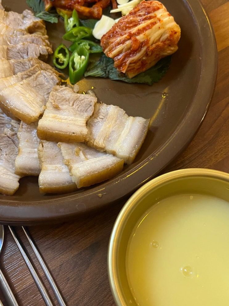 석남역 5번 출구 "유유자적" 안주 맛집, 다양한 막걸리와 맛있는 보쌈+굴무침
