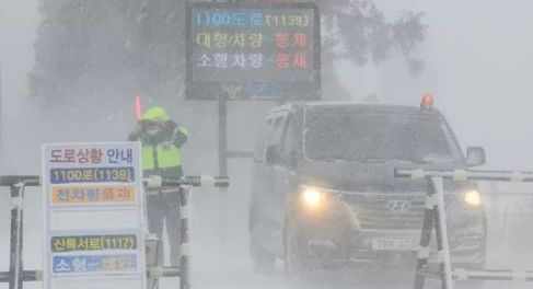 <b>제주공항</b> 결항 476편 '<b>올스톱</b>'…강풍특보에 귀경길 3만 명... 