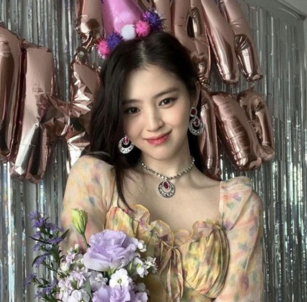  다이소 생일파티용품 전부 찍어오기 feat 한소희 목걸이 전현무 공주세트