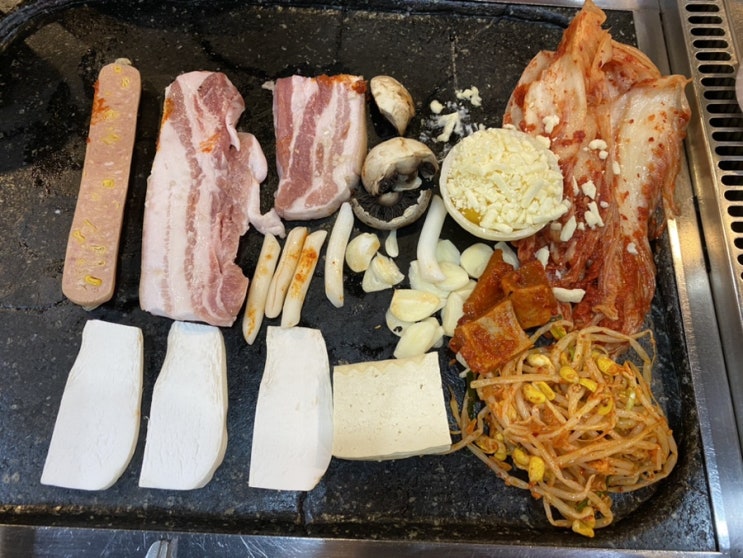 갑자기 자다 깨서 새벽에 고기 구워 먹고 싶어도 문제없는 <서울 교대 탐라도야지> 갑자기 자다 깨서 새벽에 고기 구워 먹고 싶어도 문제없는 <서울 교대 탐라도야지>