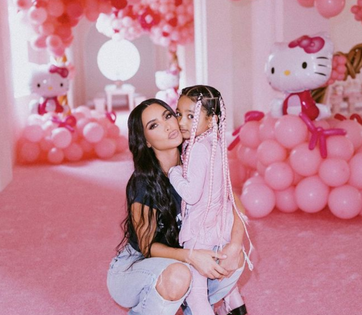 Kim Kardashian은 딸 시카고의 헬로 키티를 주제로 한 5번째 생일 파티의 가족 사진을 공유합니다 Kim Kardashian은 딸 시카고의 헬로 키티를 주제로 한 5번째 생일 파티의 가족 사진을 공유합니다