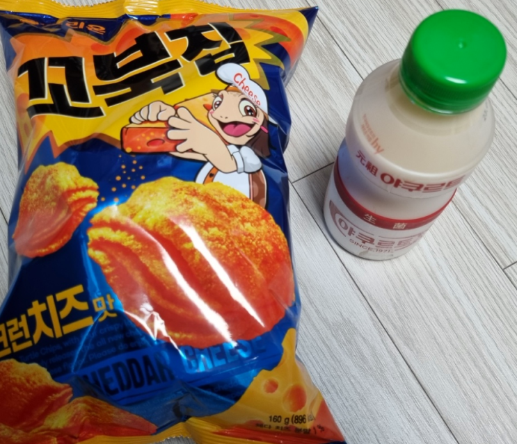  꼬북칩 체다치즈맛 칼로리 높아요. 아큐르트와 함께 먹어보기