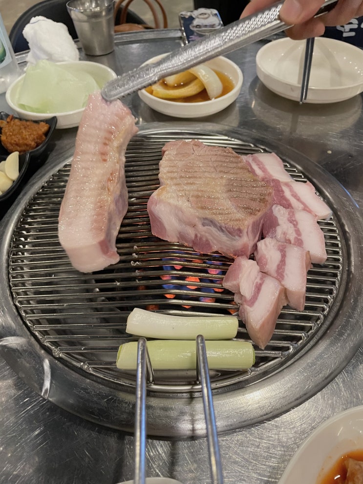 제주공항 근처 맛집 돈고팡 무지개 해안 도로가 보이는 흑돼지 맛도리