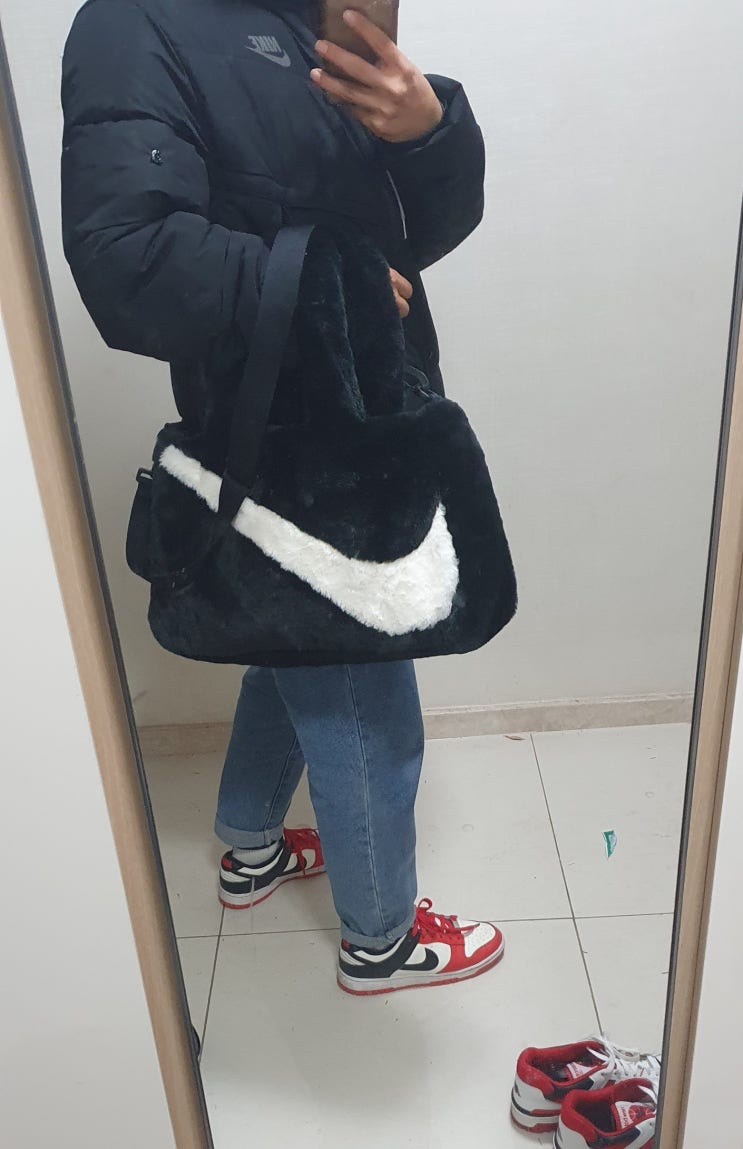  [데일리백] 나이키 포우 퍼 토트백 블랙 실착리뷰 (Nike NSW Faux Fur Tote Bag Black)