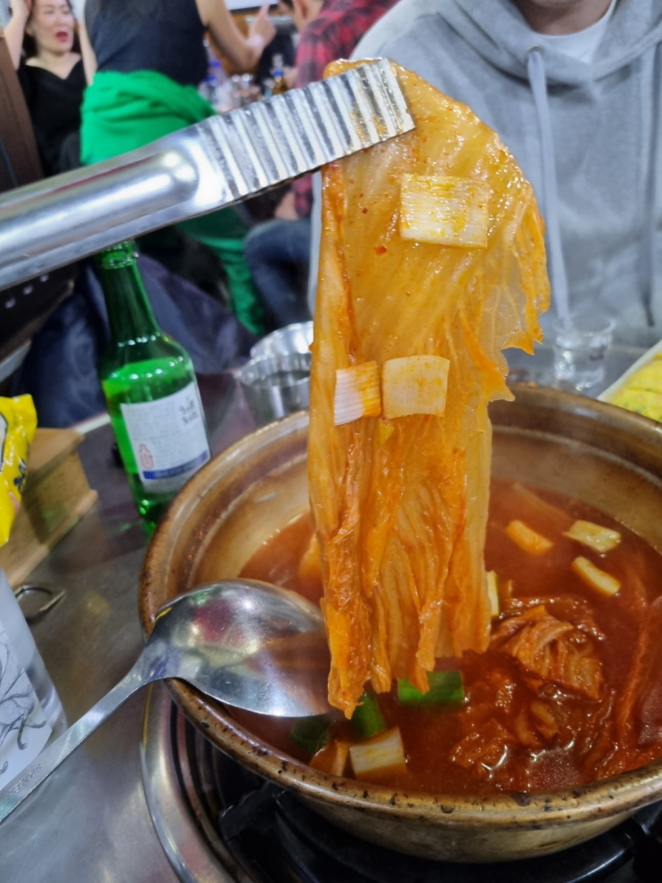 천호동 로데오거리를 지키는 김치찌개 명가 '명동찌개마을 천호점'