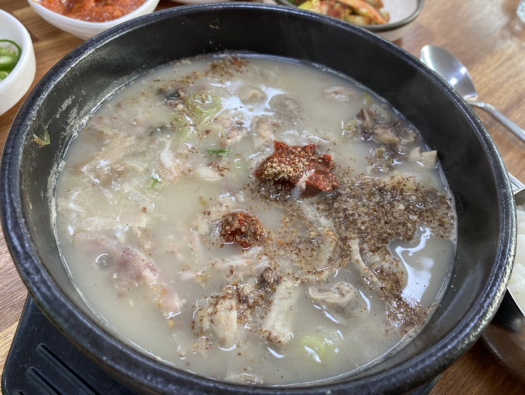 특이하게 반찬도 기가 막히게 맛있는 <시골집 가마솥 순대 국밥 서산 본점> 특이하게 반찬도 기가 막히게 맛있는 <시골집 가마솥 순대 국밥 서산 본점>