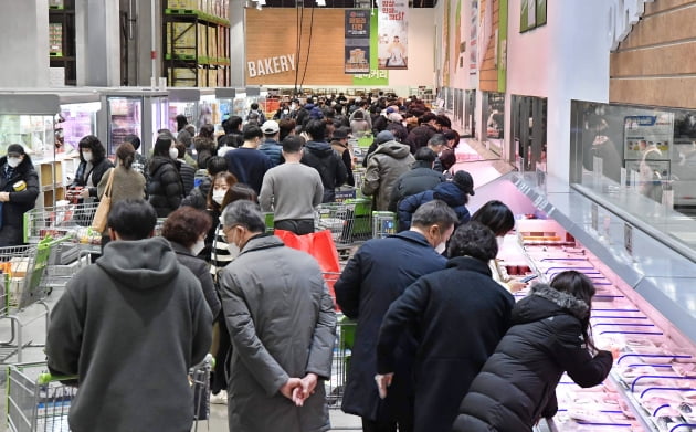 "1400원으로 한 끼 해결"…'짠물 소비족'에 인기 폭발 "1400원으로 한 끼 해결"…'짠물 소비족'에 인기 폭발