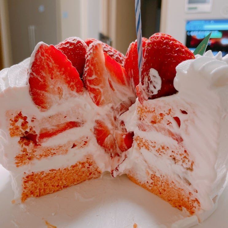  ️딸기러버 인정️ 케이크 속 딸기도 살아있는 수원 딸기케이크 맛집 - 에트르 