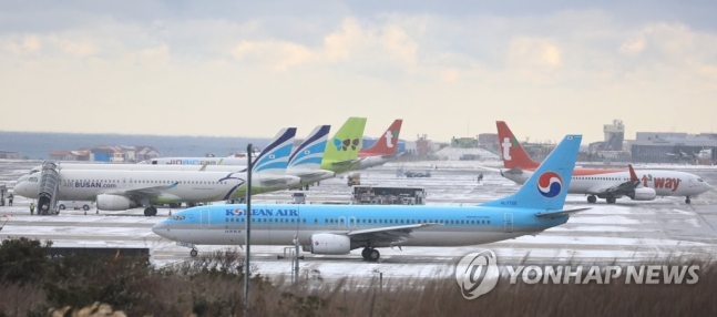 <b>제주공항</b> '<b>올스톱</b>' 사흘만에 또 50편 결항…매서운 바람