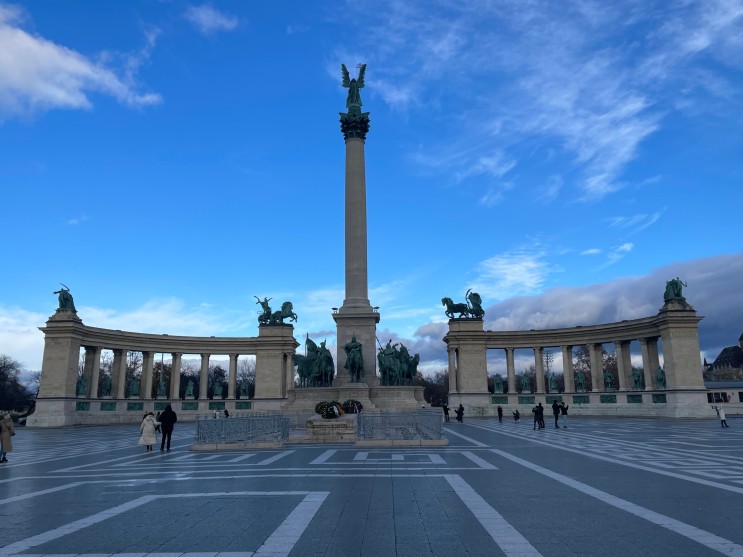 헝가리 건국 천년을 기념하는 영웅광장, 회쇠크광장