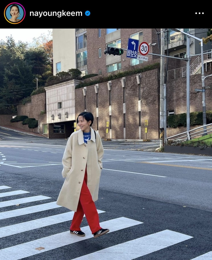  김나영 2023 트렌드컬러 비바마젠타 활용법 및 아디다스 삼바 멀버리 알렉사백 미니