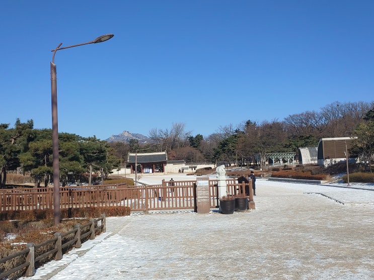 서울특별시 여행 (종묘광장공원의 건축물 : 종묘전교, 앙부일구, 종묘하마비, 어정, 삼봉 정도전 시비, 월남 이상재 동상) 서울특별시 여행 (종묘광장공원의 건축물 : 종묘전교, 앙부일구, 종묘하마비, 어정, 삼봉 정도전 시비, 월남 이상재 동상)