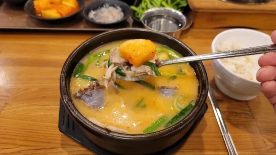  24시간 영업 김해 국밥 맛집 '더도이 종가집 돼지국밥'