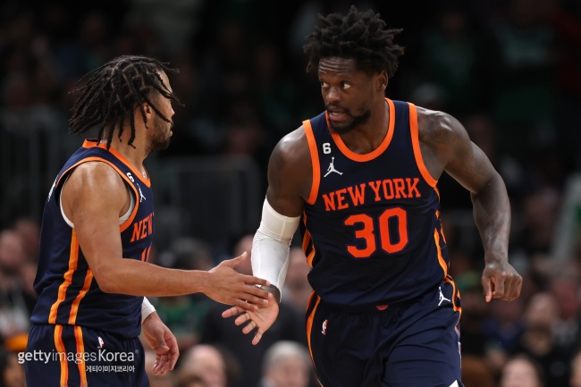 [오늘의 NBA] 랜들-브런슨, 공포의 왼손잡이 듀오
