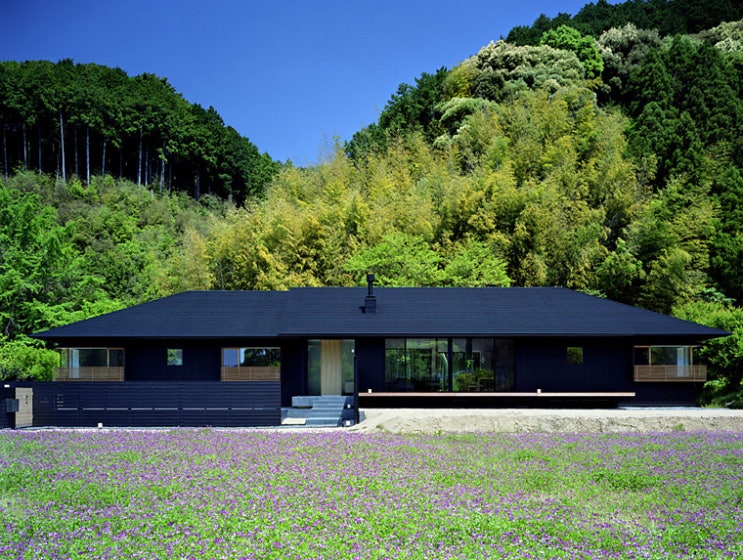 숲 자락 펼쳐낸 우진각지붕 단층주택 블랙하우스 풍경