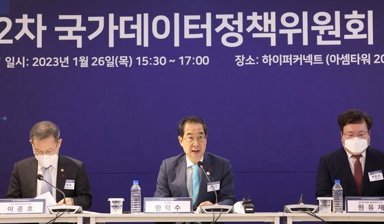 독거노인 로봇이 돌본다…정부, 전국민 AI 일상화에 7130억 투입 독거노인 로봇이 돌본다…정부, 전국민 AI 일상화에 7130억 투입