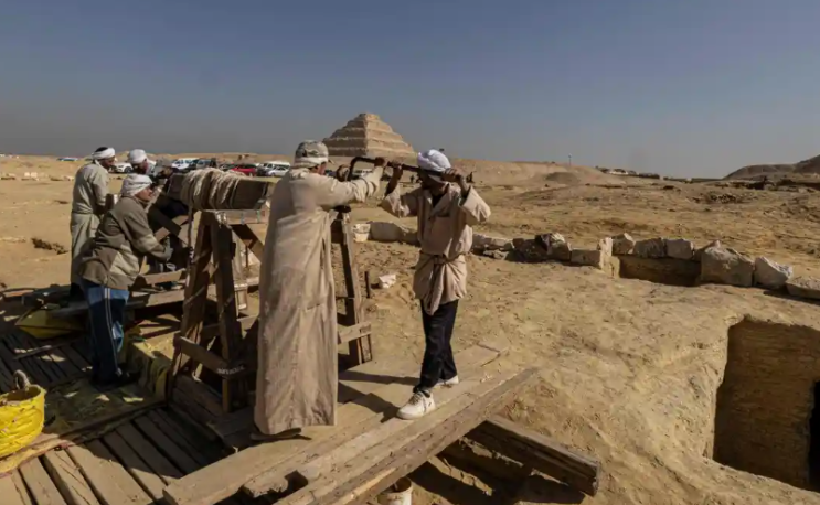 고고학자들은 이집트에서 발견된 가장 오래된 미라를 부칩니다