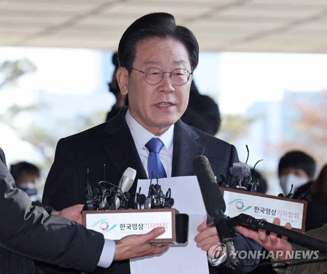 '대장동 의혹' 이재명 검찰 출석…李 "검사독재 헌정파괴" '대장동 의혹' 이재명 검찰 출석…李 "검사독재 헌정파괴"