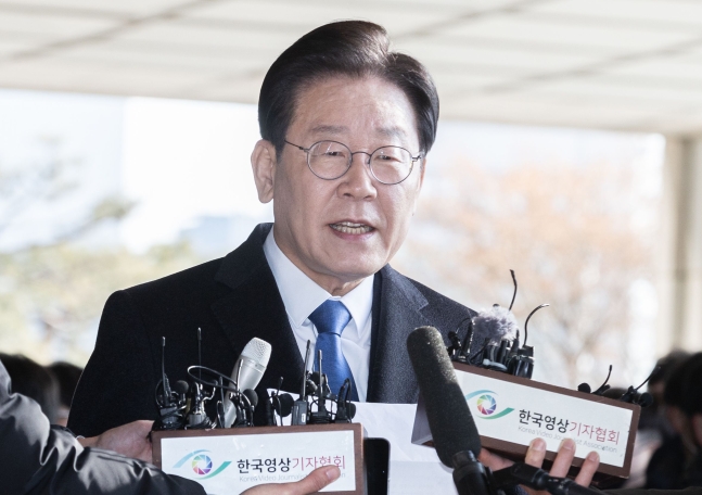 33쪽 진술서 낸 이재명, 조사 내내 검찰 질문에 입 닫았다 33쪽 진술서 낸 이재명, 조사 내내 검찰 질문에 입 닫았다