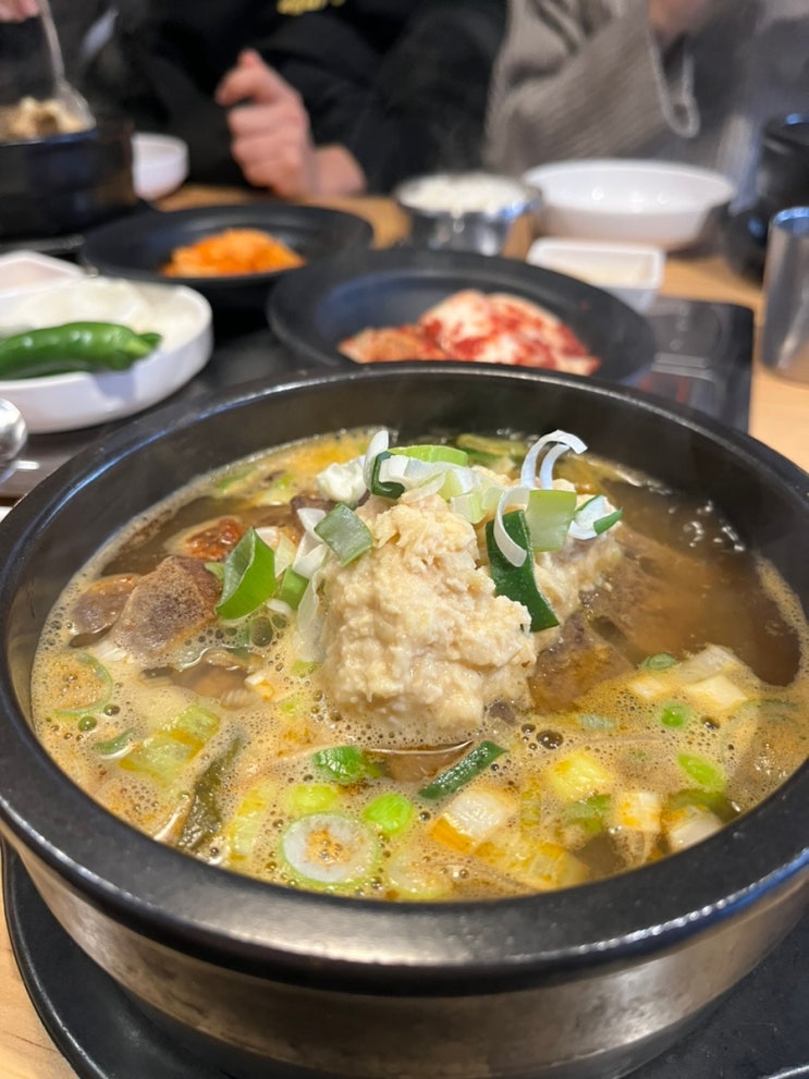  명동 먹을만한 뼈다귀 해장국 "콩뼈숯뼈 감자탕"