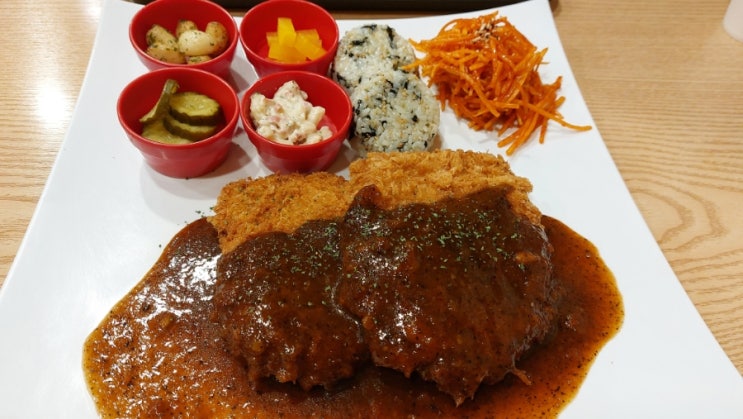  대구앞산맛집 '두셰프의 마우(마약우동)앤돈가스'(feat. 서비스 피자 존맛탱)